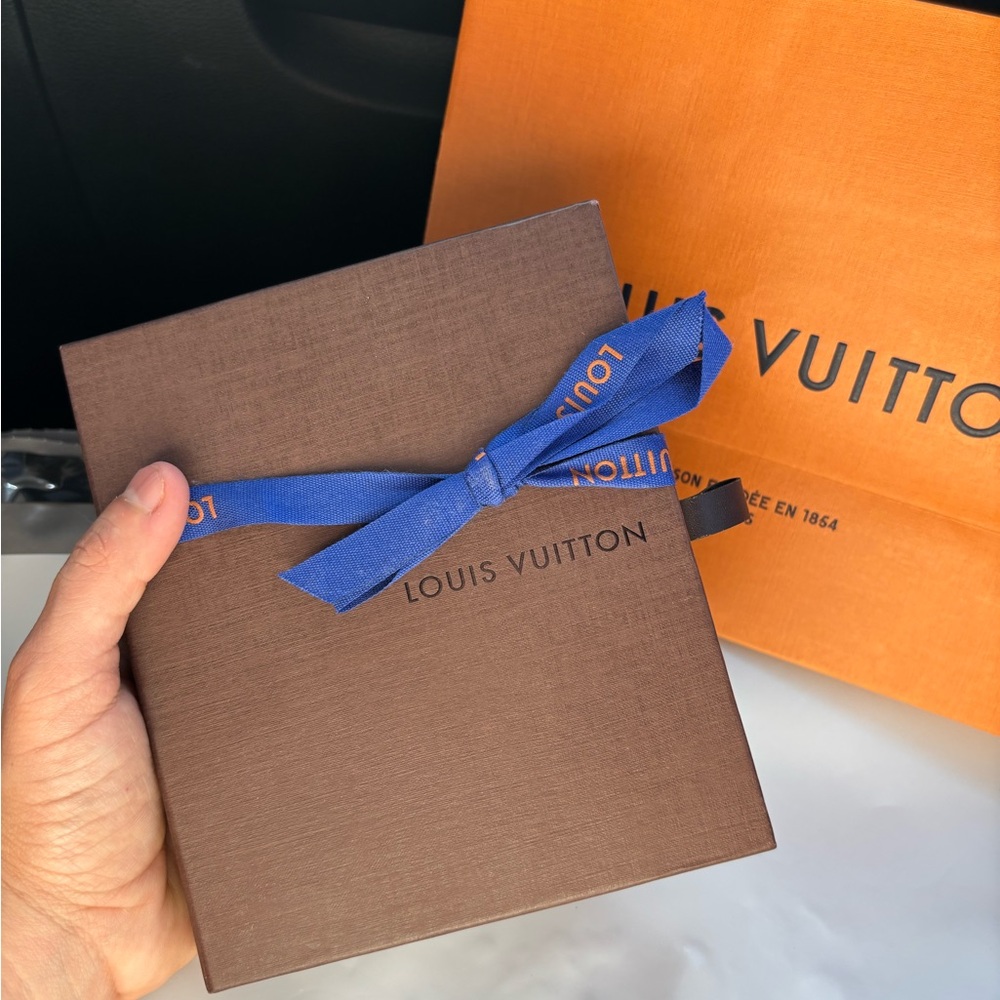 Authentic Louis Vuitton Brown Monogram Card Holder For men’s - Picture 7 of 7